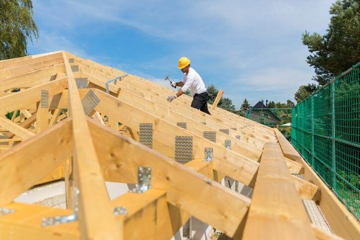 Estrutura de madeira para telhado em construção